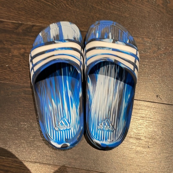 Kids blue marble adidas Slides sz 2 - Picture 1 of 6